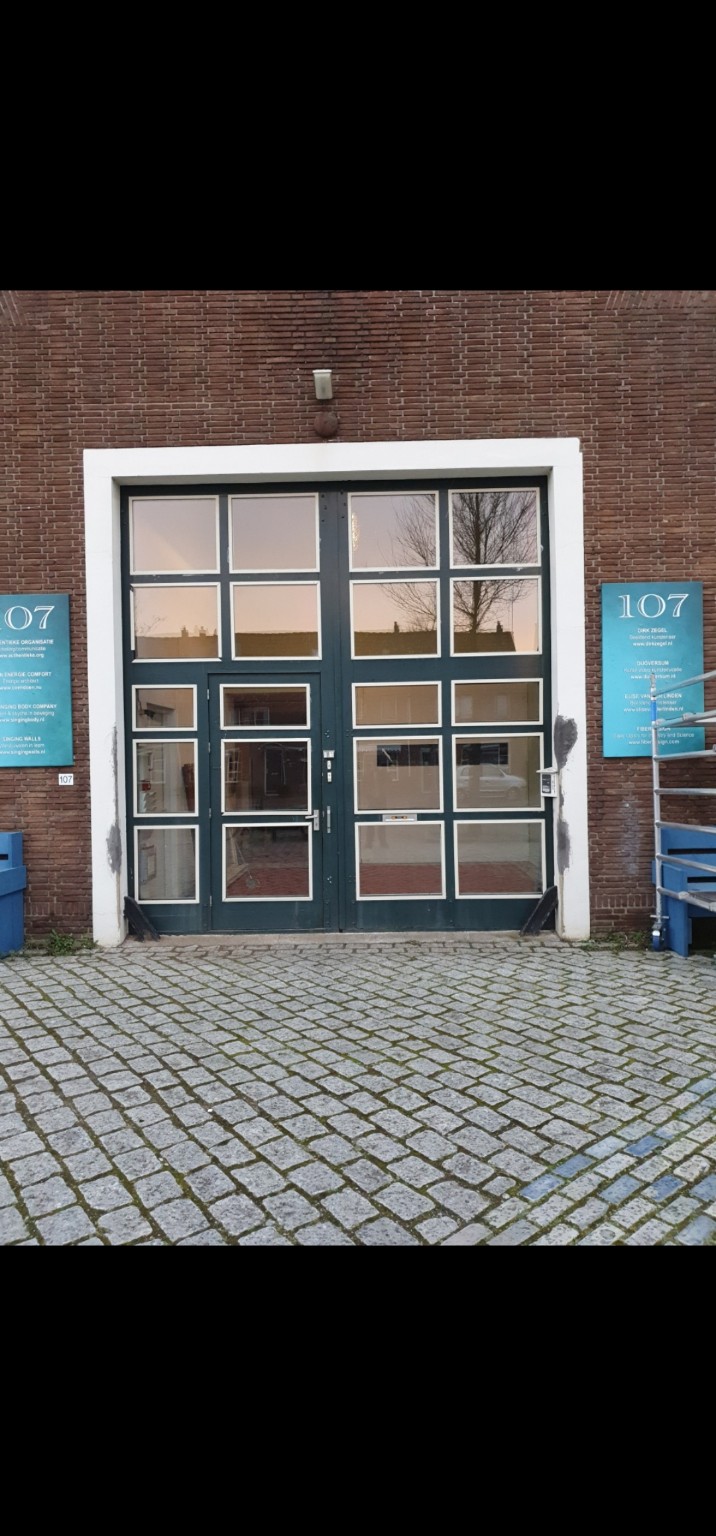 Bedrijfsdeur na plaatsing van nieuwe ruiten