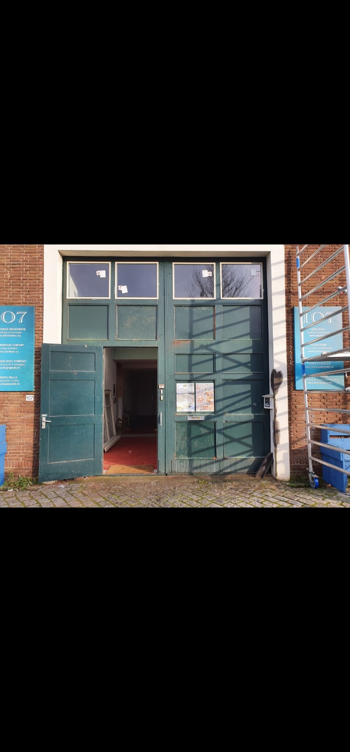 Bedrijfsdeur vóór vervanging van de beglazing